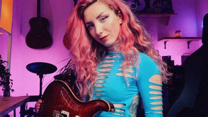 Sophie Burrell (Guitarist) - Age, Birthday, Bio, Facts, Family, Net Worth, Height & More ·